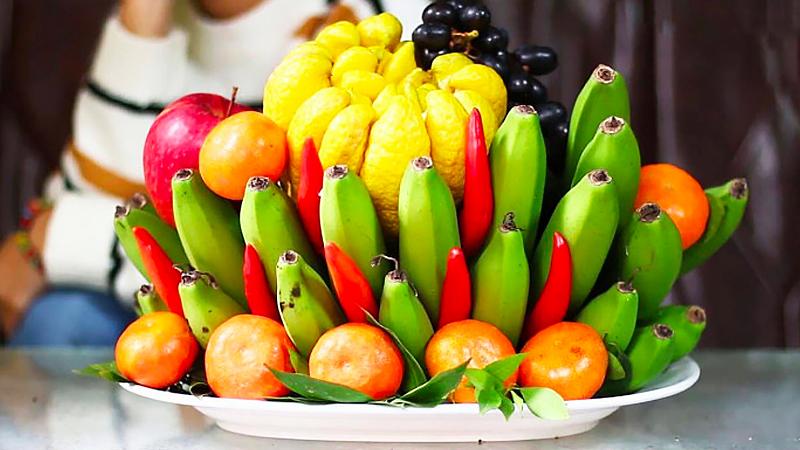 Trình bày mâm ngũ quả ngày Tết đủ đầy theo đúng tục lệ của người miền Bắc