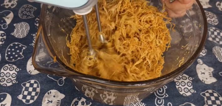 Mẹ đảm Hà Nội hướng dẫn cách làm chà bông bằng máy đánh trứng nhanh, ngon, dễ