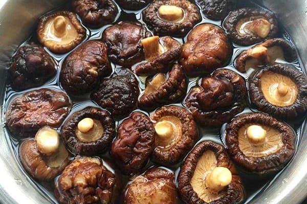 Cách ngâm nấm hương nở bung, mềm đều trong vài phút chỉ với nguyên liệu quen thuộc này