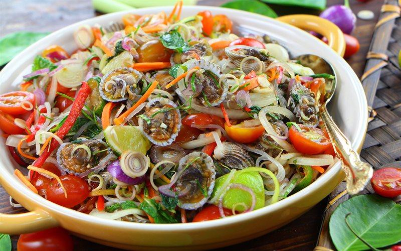 Cách làm gỏi sò huyết kiểu Thái chua cay dai giòn chuẩn vị, ăn "vét đĩa"