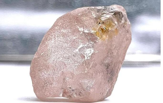 Viên kim cương hồng lớn nhất thế giới vừa được phát hiện sau hơn 300 năm