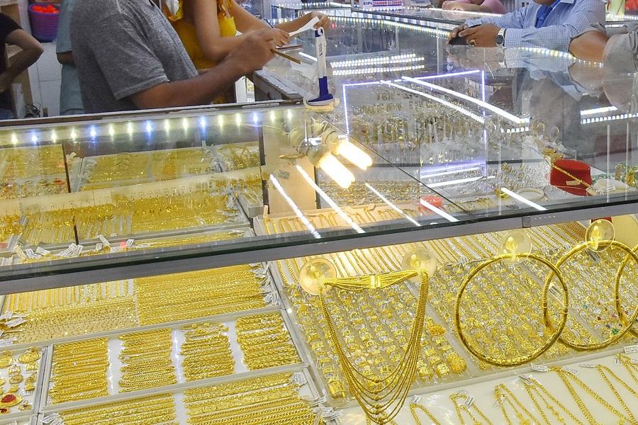 Giá vàng hôm nay 23/11: SJC tăng nhẹ trong khi vàng thế giới mất trắng 40 USD/ounce sau 1 đêm