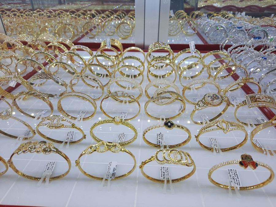 Giá vàng hôm nay 7/12: Vàng trong nước tiến gần ngưỡng 62 triệu, bỏ rơi vàng thế giới lại phía sau