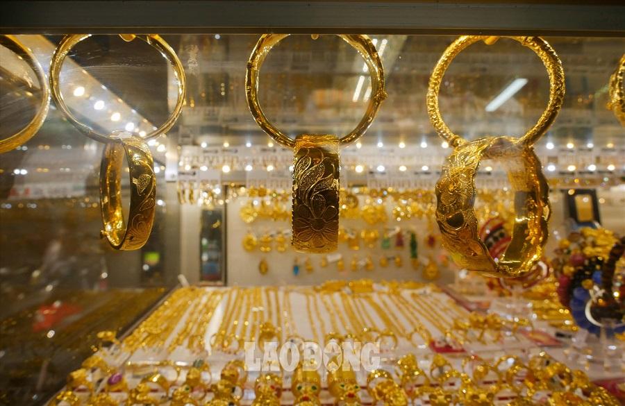 Giá vàng hôm nay 27/12: Vàng thế giới giảm trong khi vàng trong nước tiếp tục neo ở mức cao