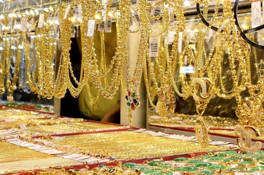 Giá vàng hôm nay 28/12: Vàng trong nước giảm nhẹ, vàng thế giới giao dịch ổn định trên mức 1.800 USD