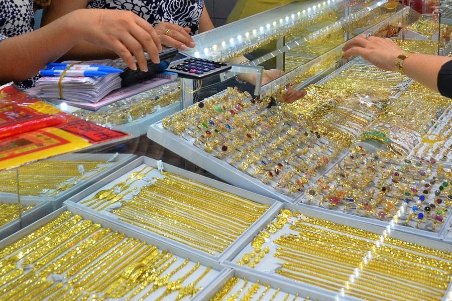 Giá vàng hôm nay 31/12: Vàng thế giới bất ngờ bật tăng trên mức 1.810 USD/ounce khi USD suy yếu