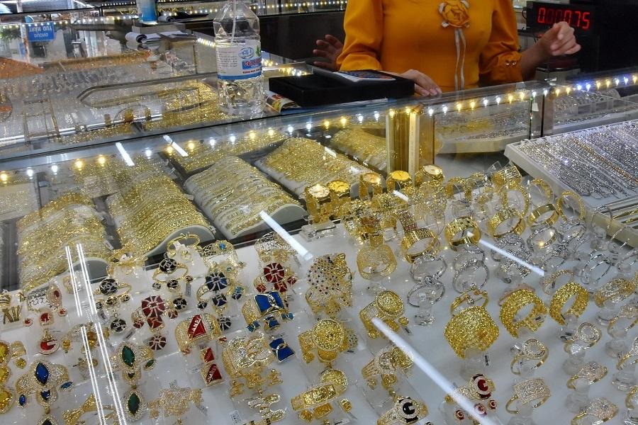 Giá vàng hôm nay 15.6 vàng trong nước chạm mốc thấp nhất từ trước đến nay