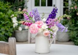 Tổ ấm đẹp duyên dáng với bí quyết chọn lựa và cắm hoa mao địa hoàng