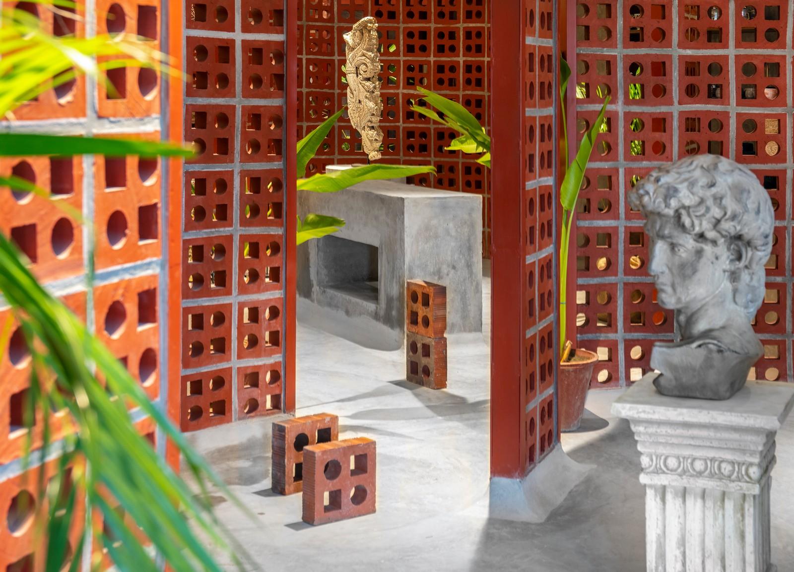 Phòng trưng bày bằng gạch nung lỗ đơn giản nhưng cực cá tính ở Ấn Độ