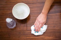 Làm mờ vết trầy xước trên bề mặt sàn gỗ với 4 mẹo đơn giản