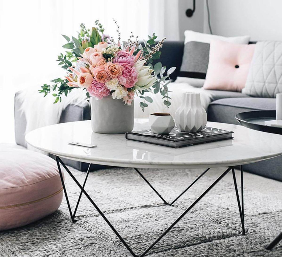 4 ý tưởng trang trí bàn nước đơn giản mà tạo điểm nhấn cho phòng khách