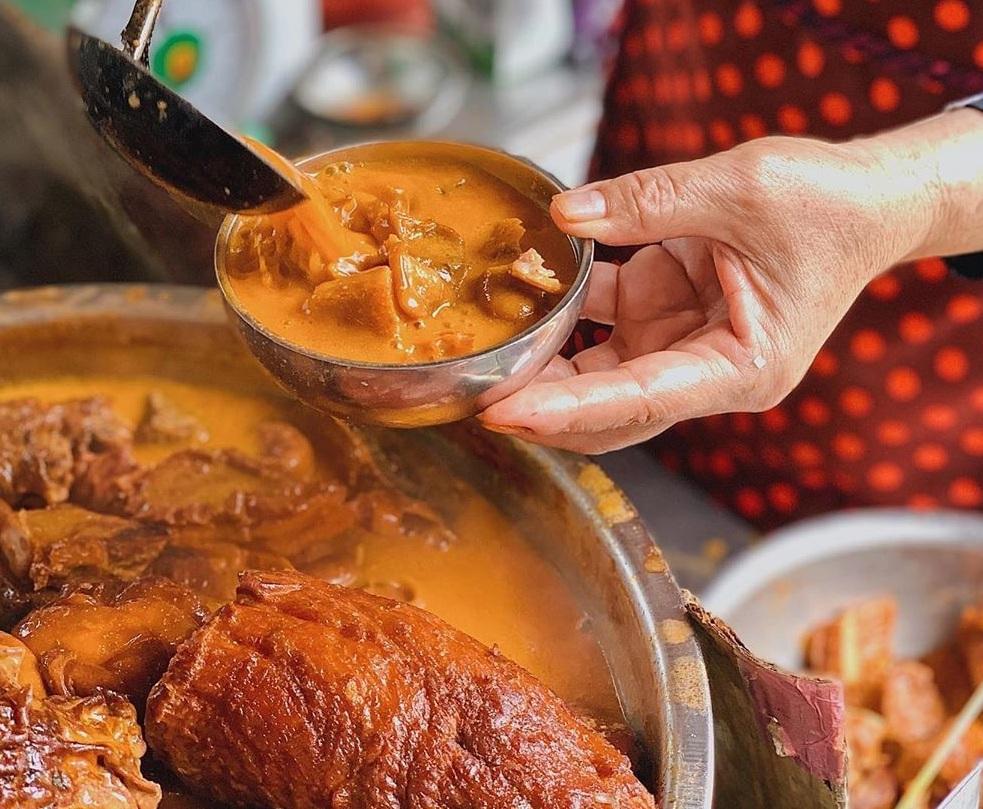 Phá lấu, món ăn đường phố thử là ghiền của Sài Gòn