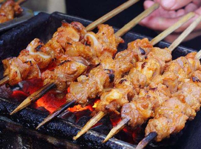 Thịt xiên nướng, thức quà chiều ngon không cưỡng nổi khi Hà Nội lạnh trời