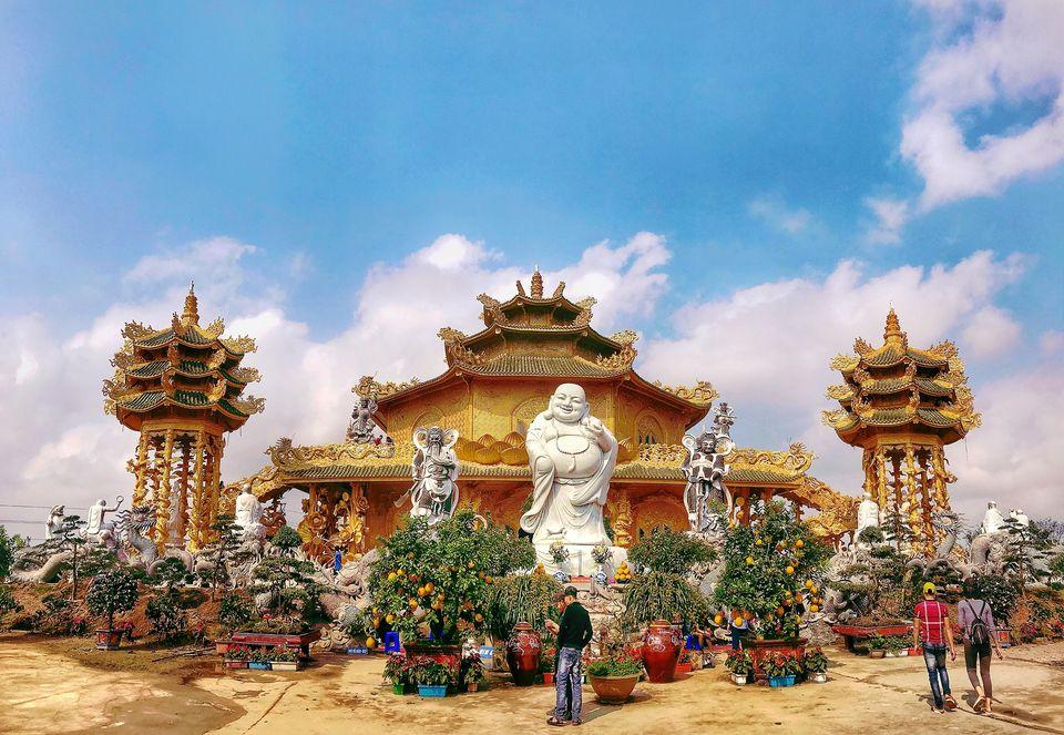 Về Hưng Yên thăm ngôi chùa Phúc Lâm dát vàng, đẹp như chùa Vàng Thái Lan