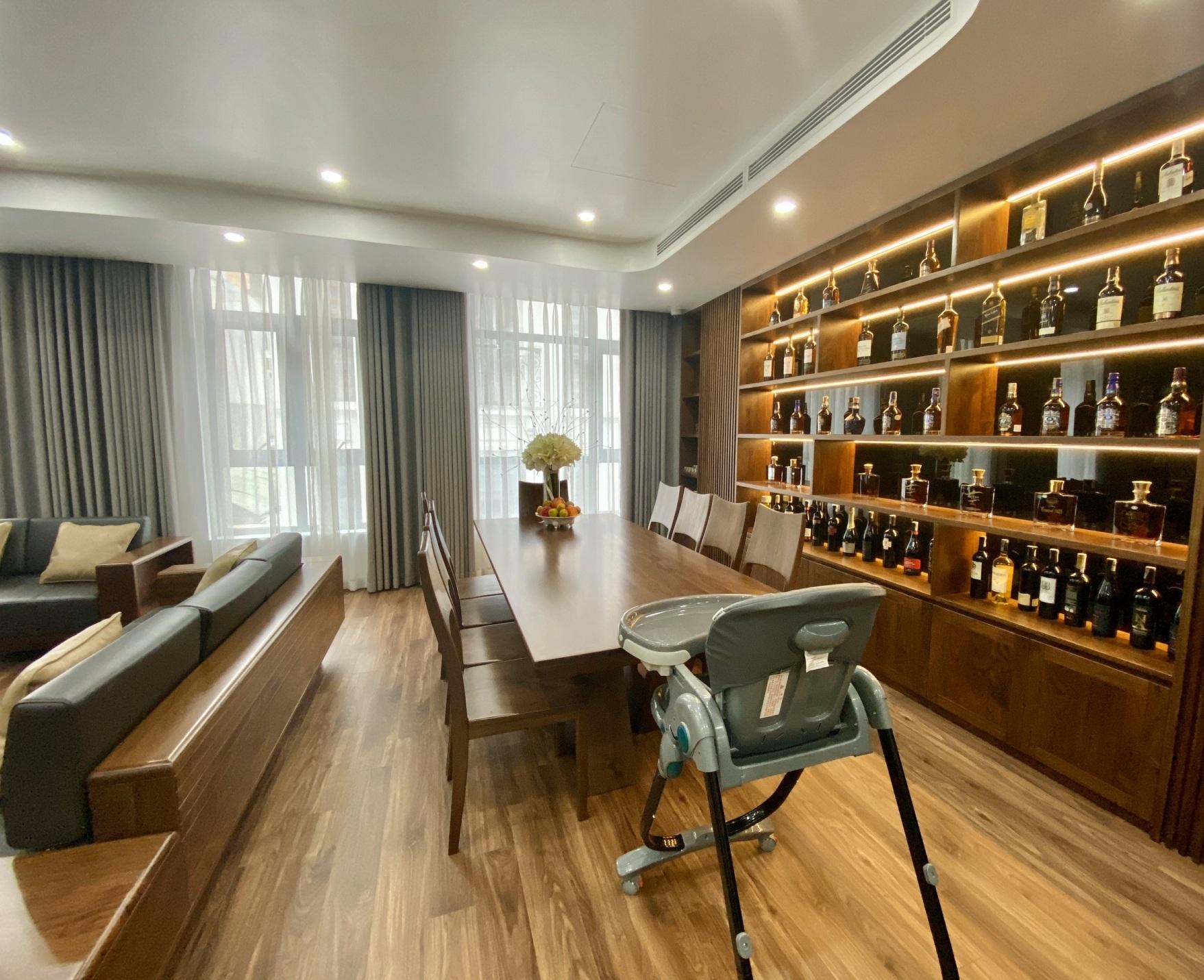 Ngôi nhà 6,5 tầng hiện đại, riêng nội thất gỗ đã lên tới 1,8 tỷ ở Hà Nội