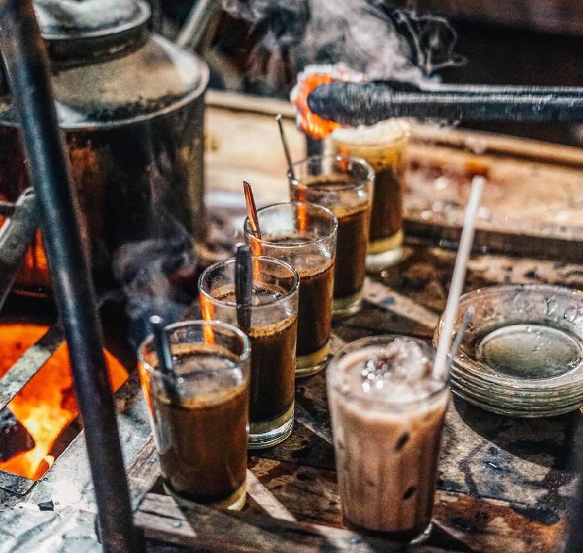 Đến Indonesia, nhớ nếm Kopi Joss - món cà phê pha cùng... than đá