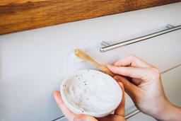 Làm sạch vết bẩn cứng đầu trên tủ bếp bằng những mẹo nhỏ nhưng có võ