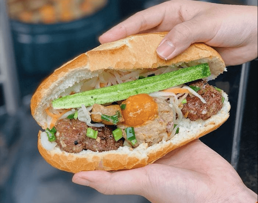 Bánh mì xíu mại trứng muối hấp dẫn, món lạ cho tín đồ bánh mì Sài Gòn