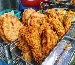 Thơm nức mũi với các quán bánh chuối, bánh khoai dân dã ở đường phố Hà Nội