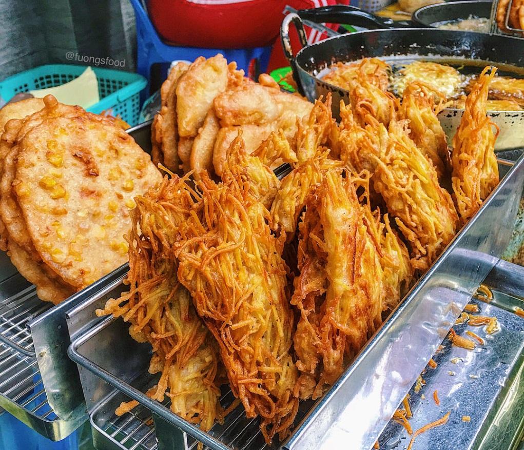 Thơm nức mũi với các quán bánh chuối, bánh khoai dân dã ở đường phố Hà Nội