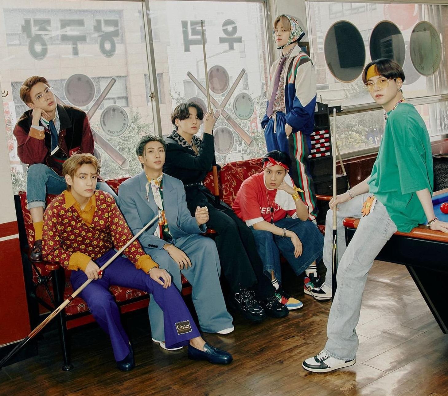 BTS hóa những "ông chú" đáng yêu trong clip "nhá hàng" cho mùa Giáng sinh