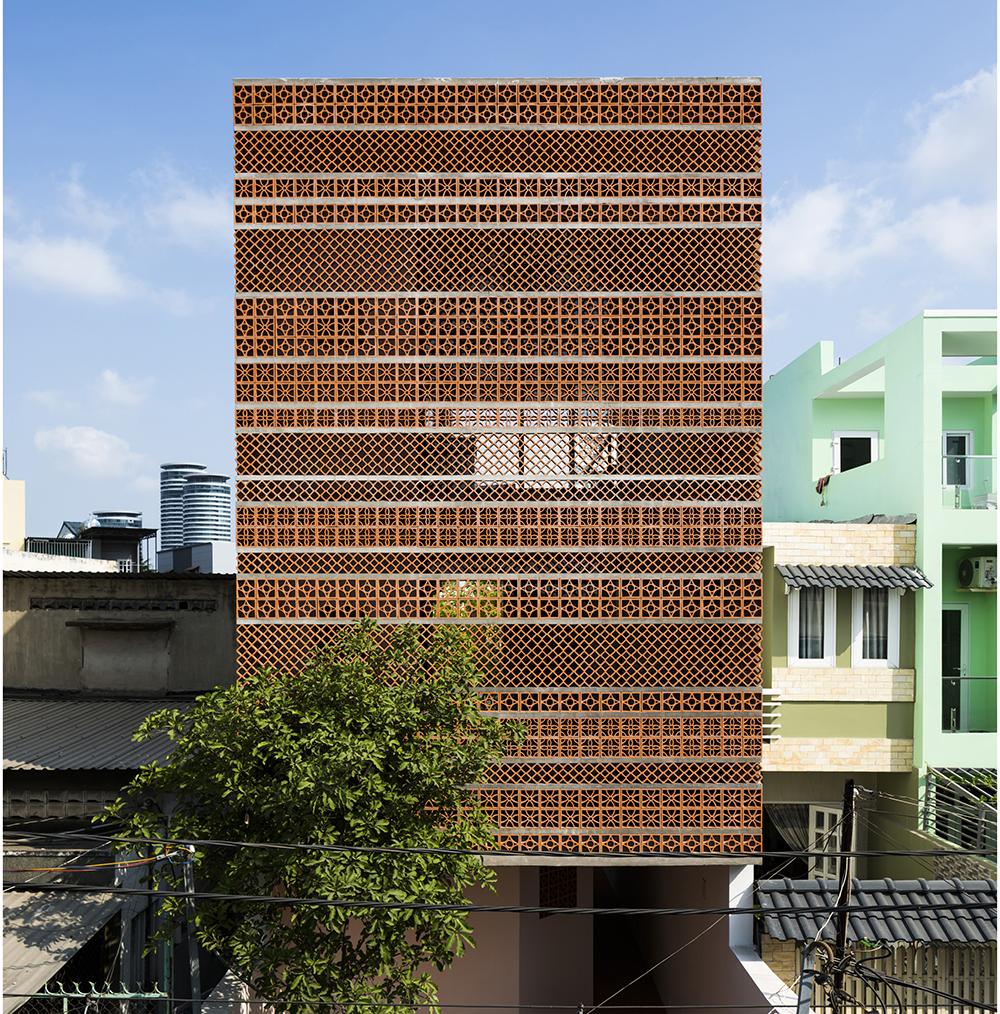 Ngôi nhà dài 40m trên mảnh đất cong ở Bình Thạnh khiến báo Tây khen nức nở