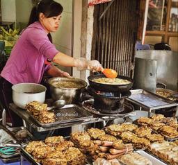 Hà Nội mưa lạnh, ghé 5 quán chả rươi nức tiếng này mua chả ăn tối là nhất!