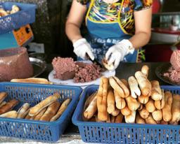 Bánh mì que, thức quà “nhỏ mà có võ” của người dân đất Cảng