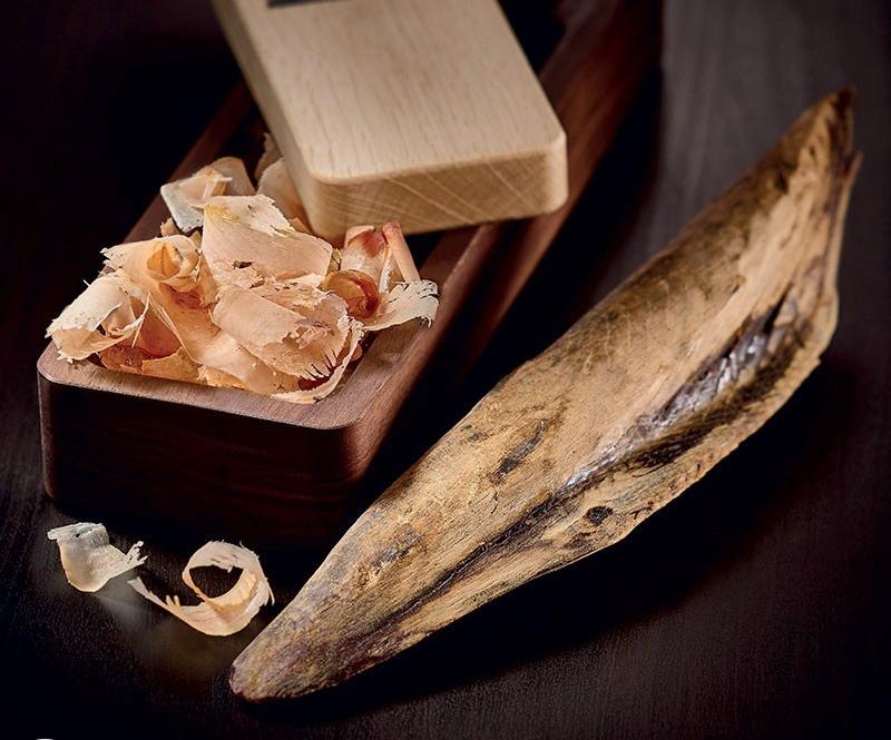Katsuobushi, món cá ngừ khô cứng như đá cực quan trọng với ẩm thực Nhật Bản