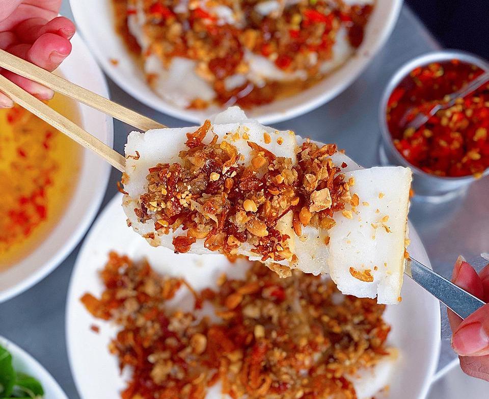 Xe bánh bột khoai môn 50 năm tuổi, mỗi ngày chỉ bán 3 tiếng ở quận 11