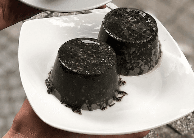 Bánh flan mè đen, hình thức đen xì nhưng nội dung độc đáo khó cưỡng