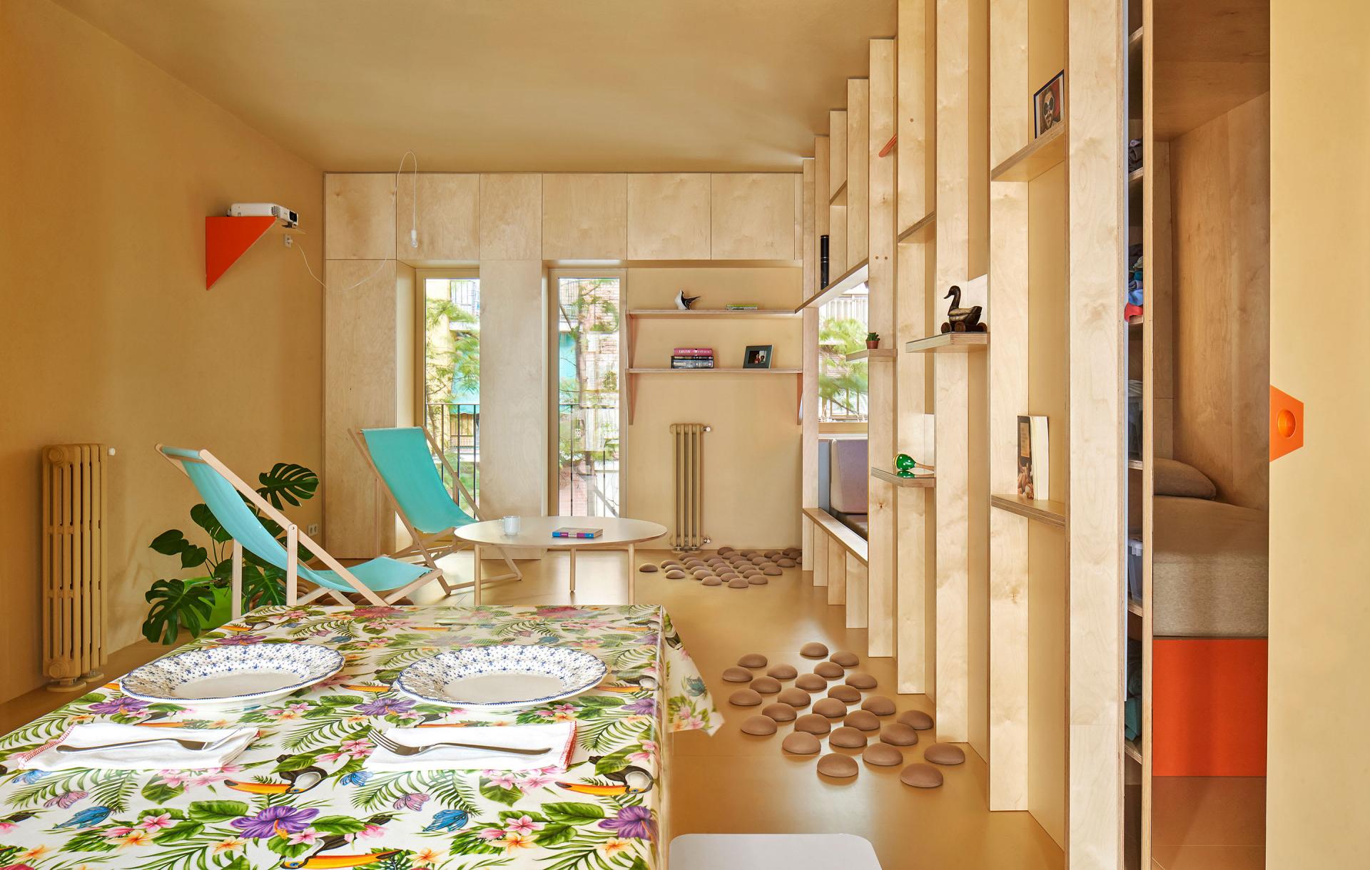 Căn hộ gỗ "bảy sắc cầu vồng" của chàng bác sĩ trẻ độc thân và chú chó cưng