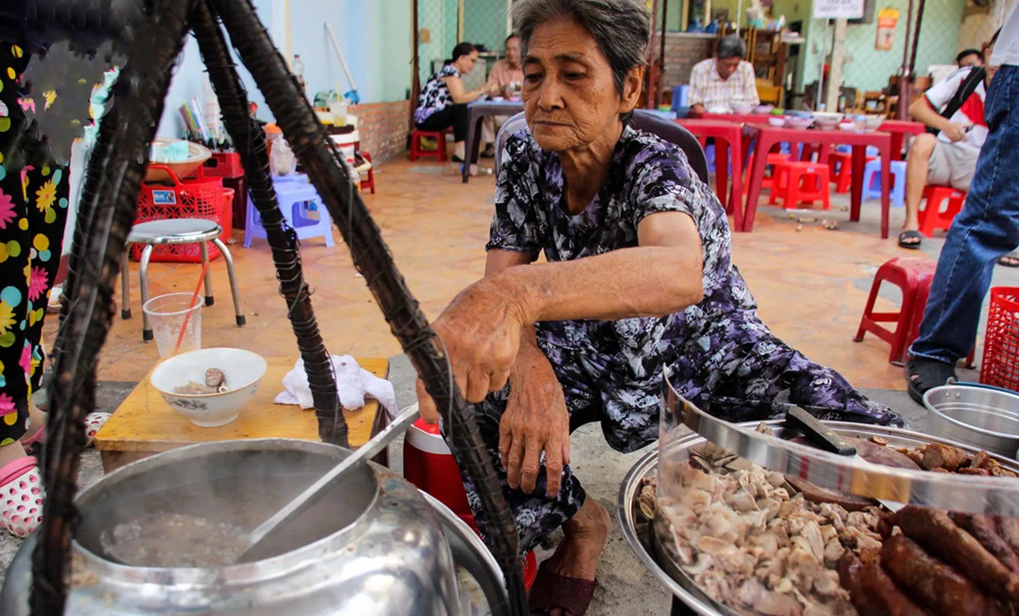 Quán cháo lòng gần 1 thế kỷ vẫn trung thành với nồi hàn từ chậu nhôm