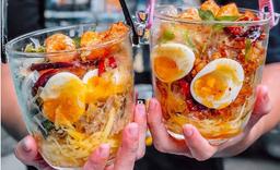 Ẩm thực Sài Gòn quả là thú vị: Người ta ăn bánh tráng bằng xô rồi đây này!