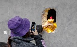 Quán cà phê chỉ giao tiếp qua lỗ nhỏ trên tường và bí mật cảm động phía sau