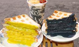 Sandwich trứng muối than tre: Món mới giá mềm đang rất hot ở Sài Gòn