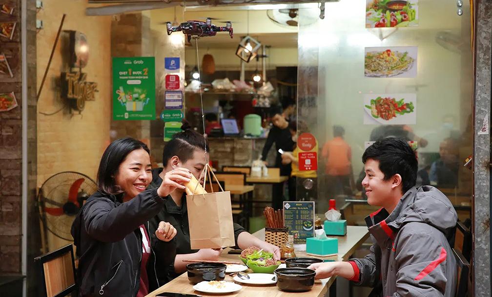 Những hình thức phục vụ độc lạ của quán xá để đối phó với Covid-19