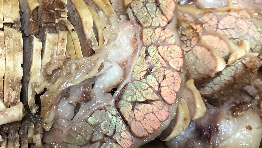 Đi ăn thấy miếng thịt ánh lên 7 sắc cầu vồng thì có ăn được không?