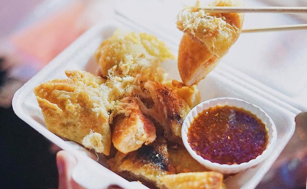 Xe bánh sữa pate chiên 10 năm chỉ ngụ trong hẻm nhỏ vẫn đắt khách ở quận 6