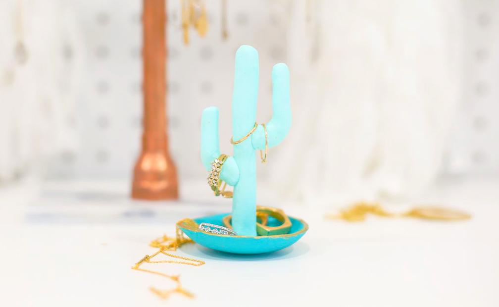 Tự làm giá đựng trang sức hình cây xương rồng từ đất nặn dễ như ăn kẹo