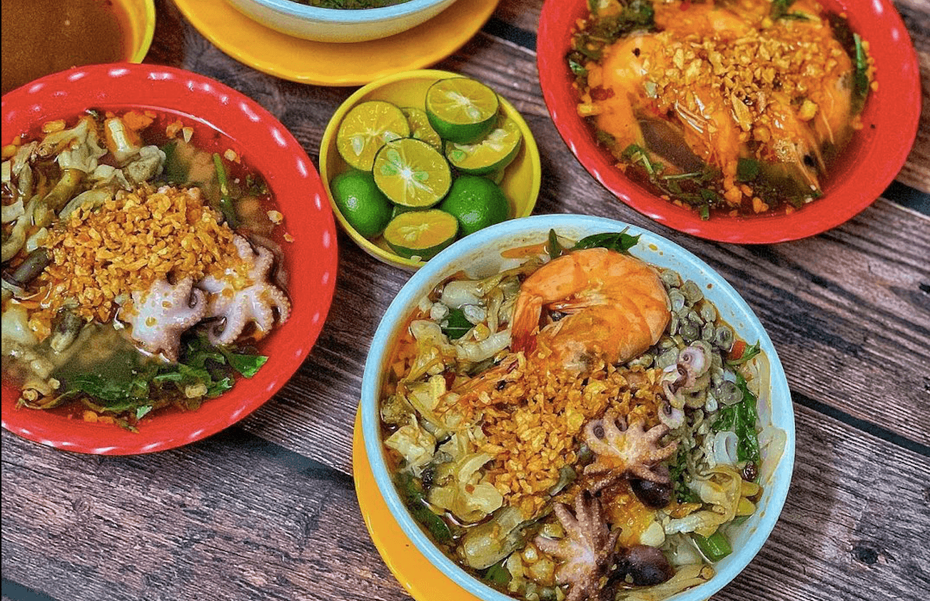 Ngày mưa Sài Gòn "hít hà" mì ốc hến dì Lan làm ấm bụng cho buổi xế chiều