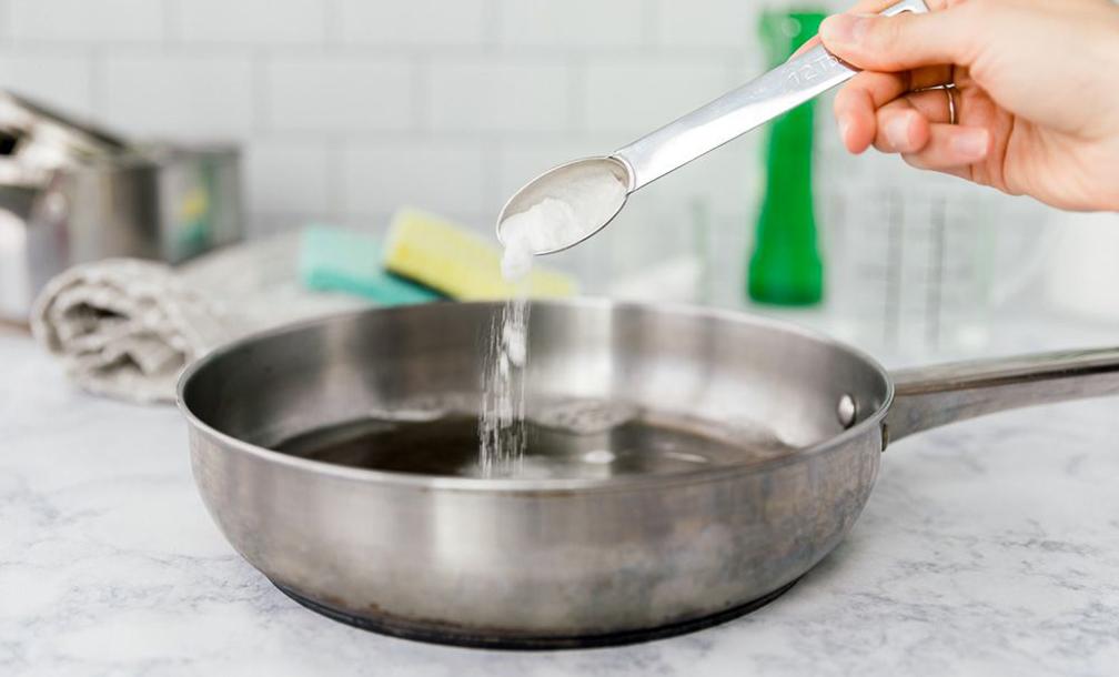 4 cách làm sạch vết cháy khét cứng đầu bám trên xoong chảo