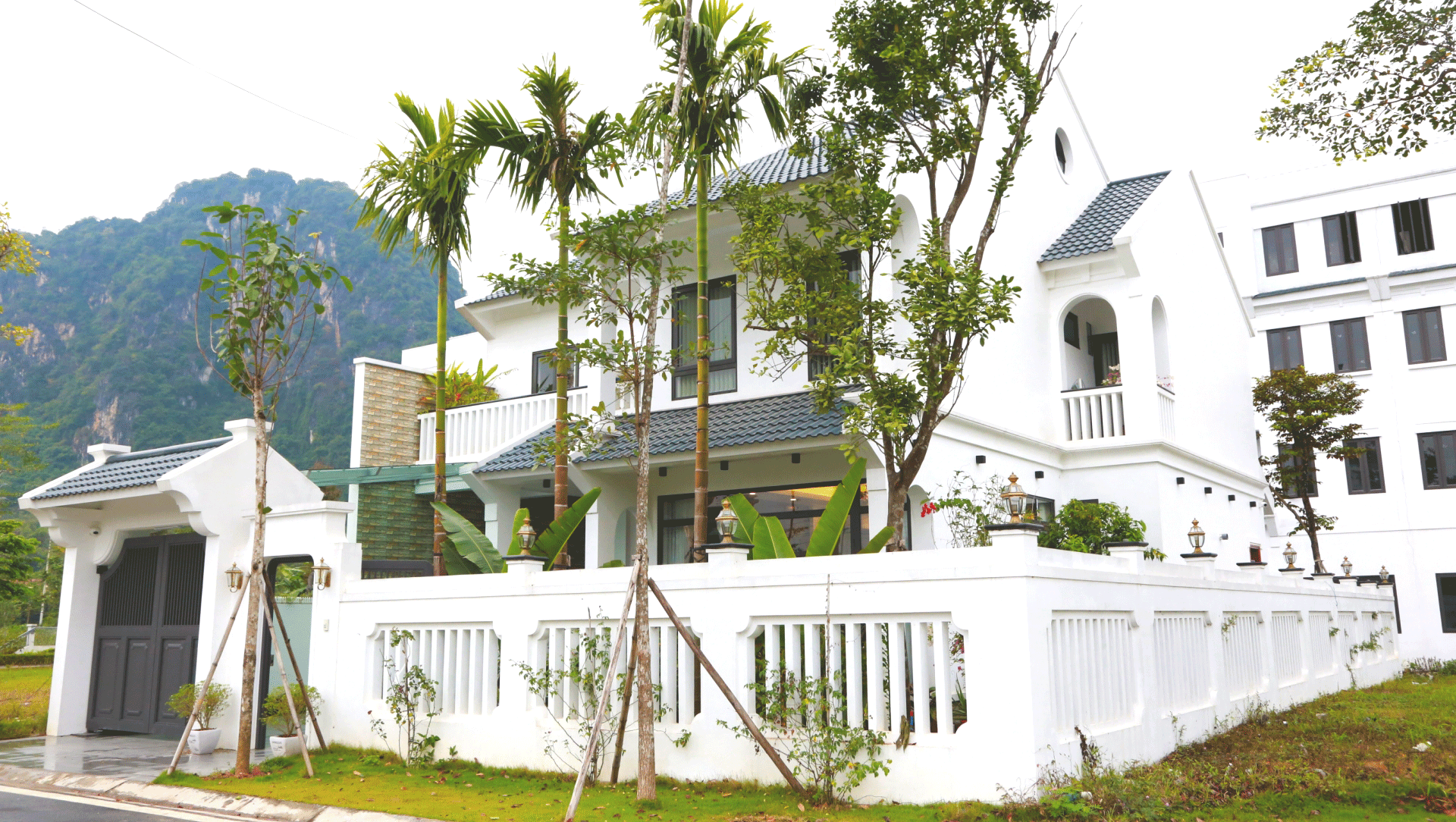 Vợ thích thiền, chồng xây tặng biệt thự bình yên