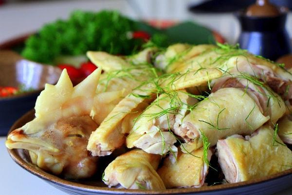 Gà hấp lá chanh - món ăn "huyền thoại" của mọi mâm cỗ cưới, kể cả rất sang