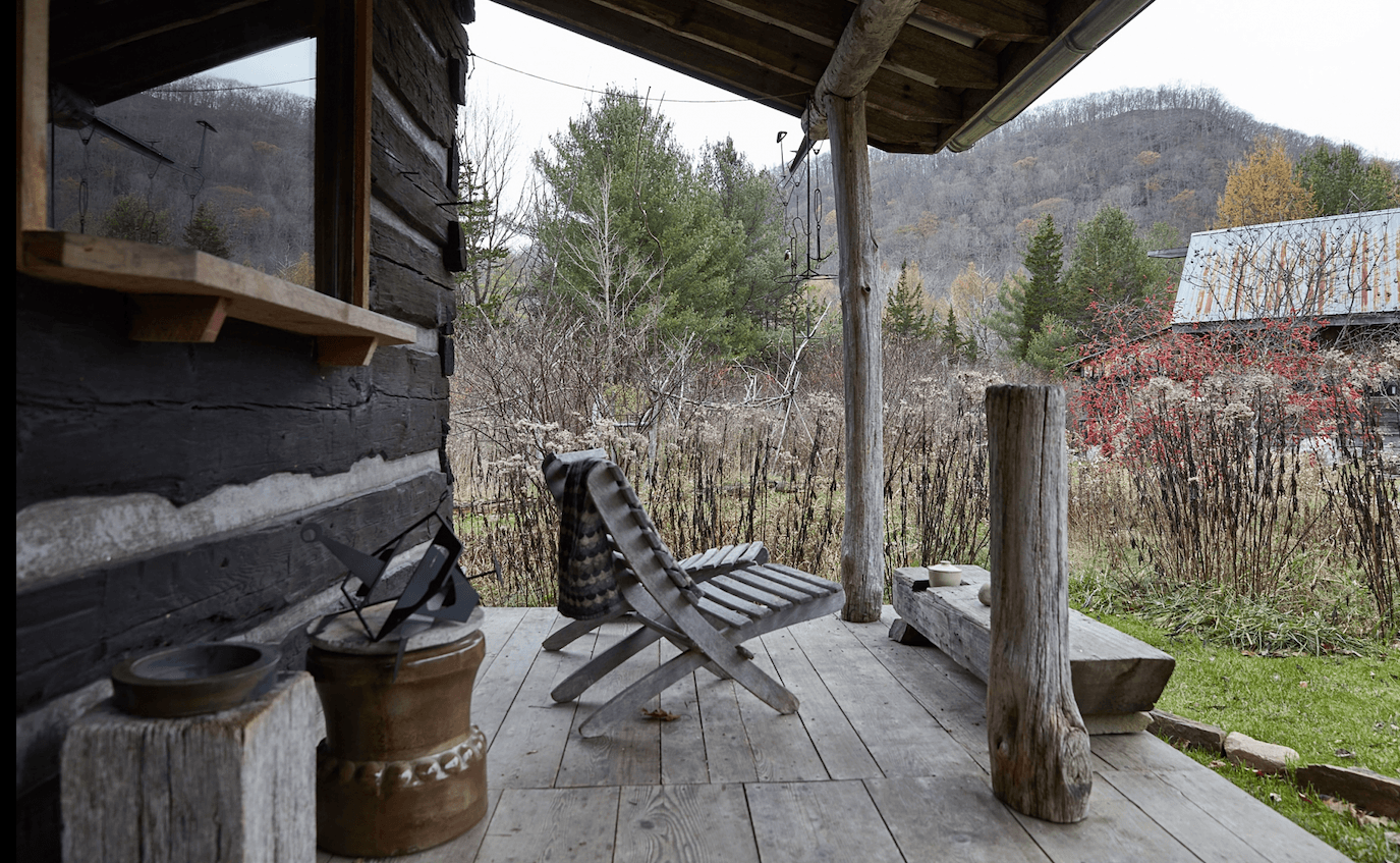 Ngôi nhà bên ngoài xập xệ, bên trong tràn đầy ngẫu hứng và chất "nghệ"