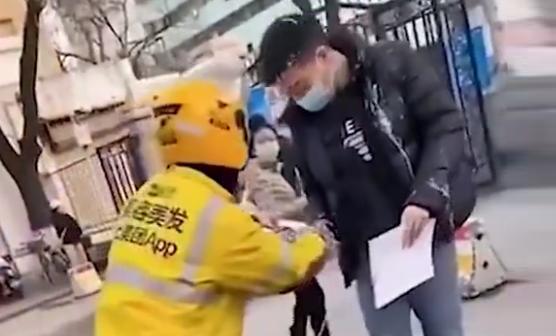 Nam shipper thay mặt khách hàng nữ hất nguyên ly trà sữa vào mặt '"tra nam"