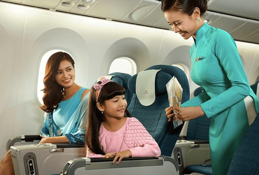 Cho con đi máy bay cha mẹ cần chuẩn bị những gì?