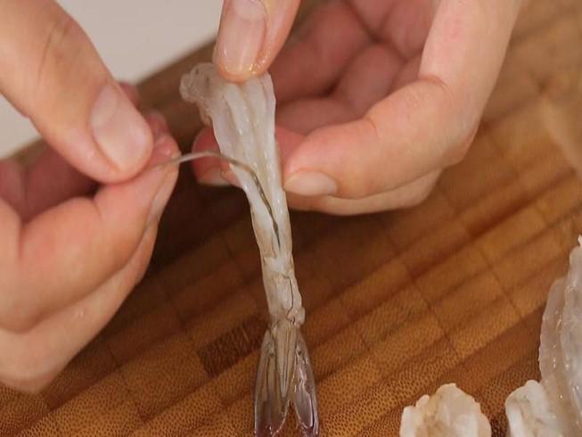 Đường chỉ đen ở lưng tôm là gì? Khi ăn có cần bỏ chỉ đen lưng tôm đi không?