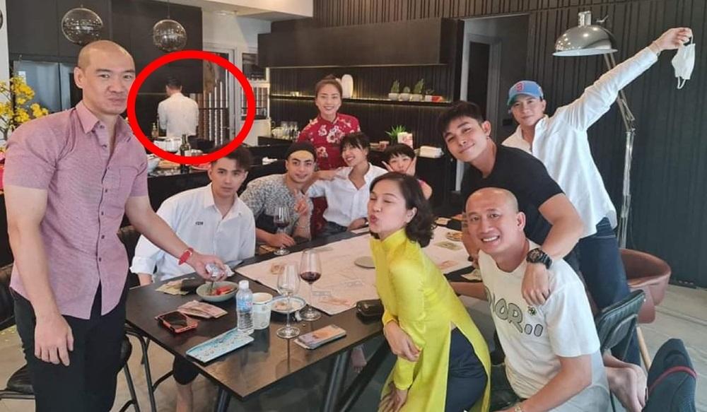 Huy Trần lộ ảnh đích thân vào bếp nấu ăn cho Ngô Thanh Vân