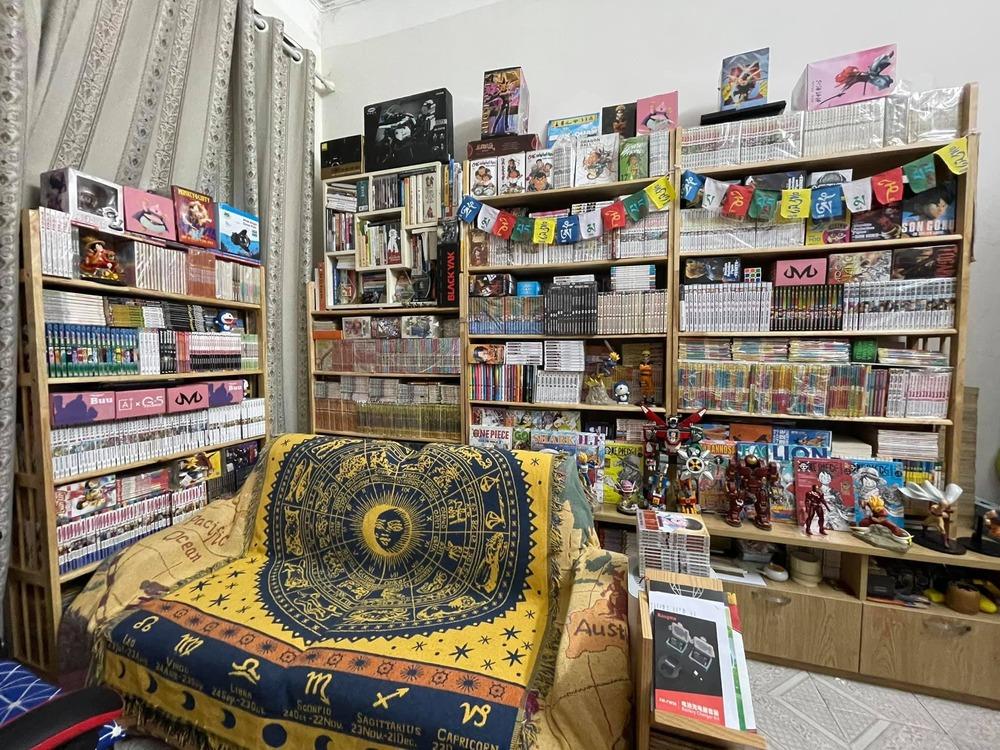 Về tuổi thơ với căn phòng chứa 7.000 cuốn truyện và vô số mô hình đồ chơi